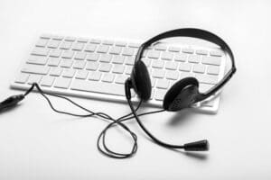 Wo muss ich das Headset am PC anschließen?